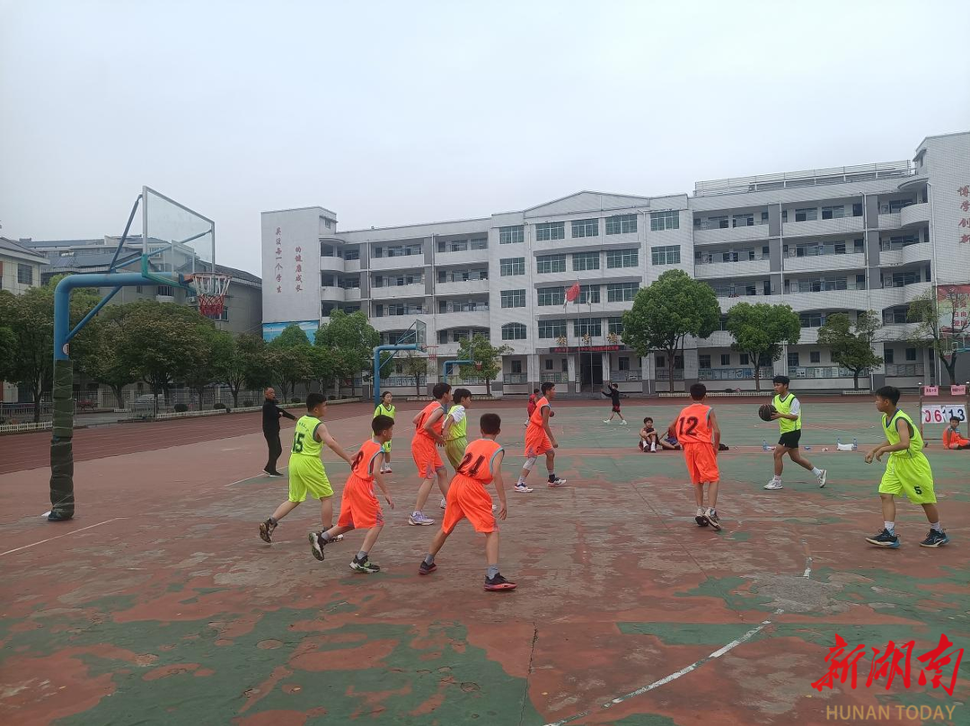 洪江市小学篮球精英赛在安江二完小开赛