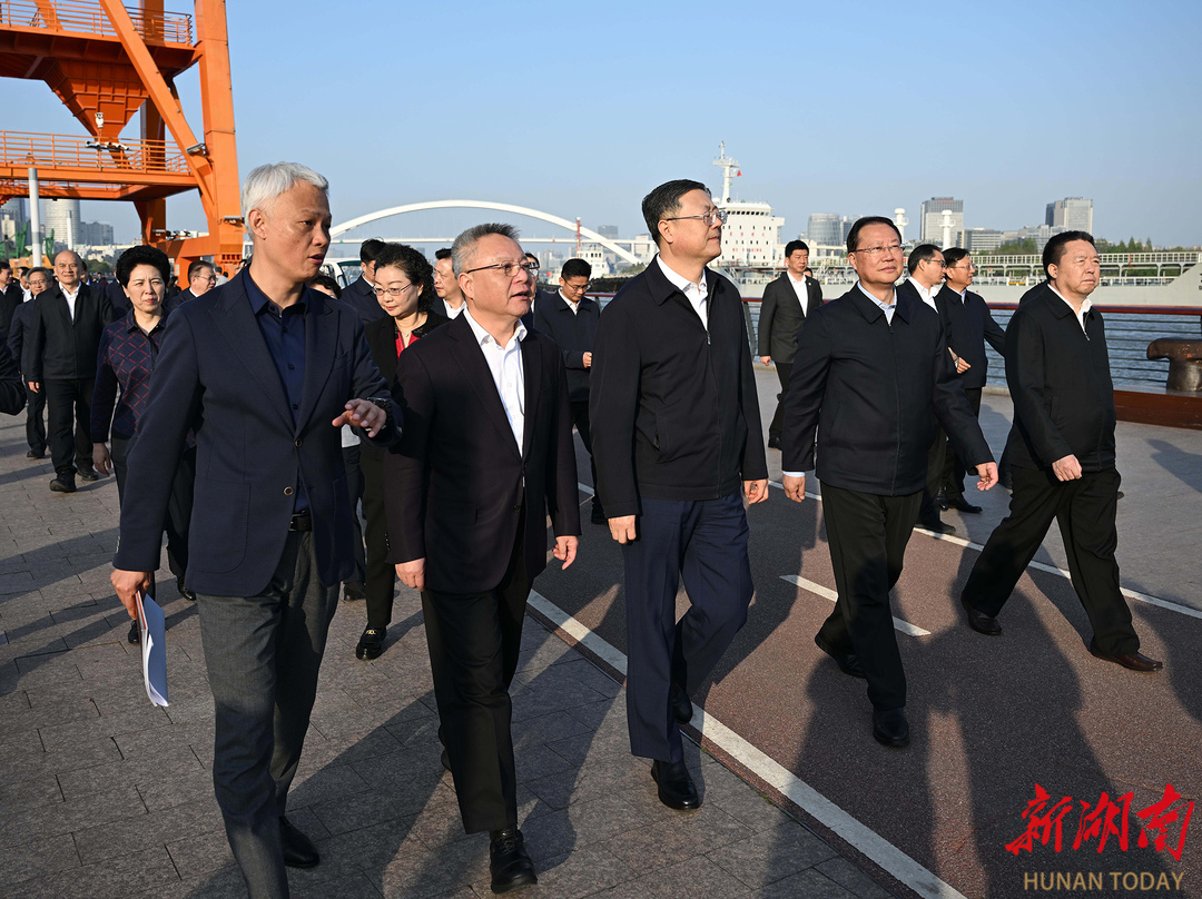 4月10日，湖南省党政代表团考察了黄浦江两岸贯通工程。
