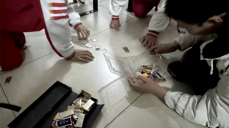 “打烟牌”风靡湖南小学生游戏圈，该禁吗？