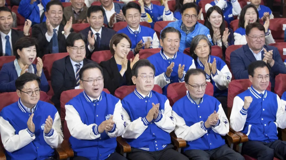 韩国国务总理及总统幕僚为何集体请辞？