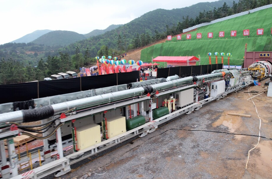 临武县：使用TBM挖掘隧道，加快锂矿资源开发和深加工