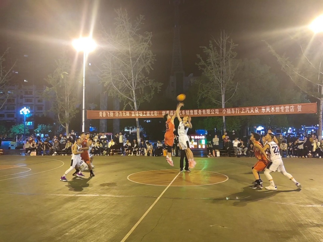 新晃县民族团结“奔跑吧，少年”初中生男子篮球赛开赛
