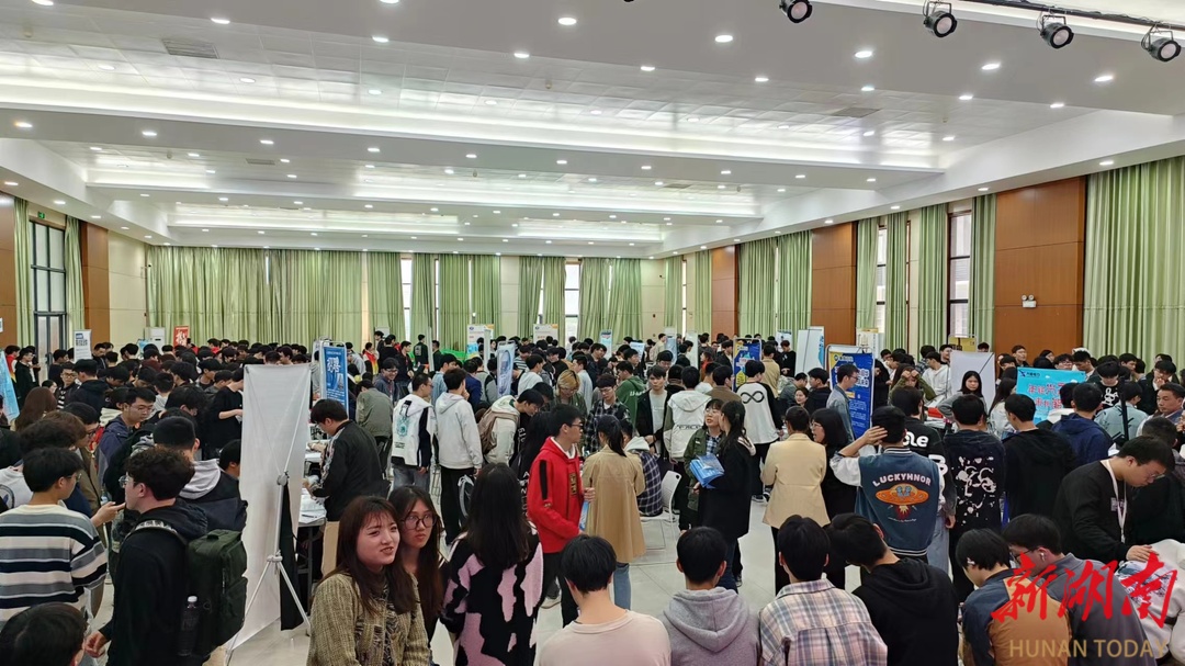 在这场智能制造专场招聘会上，初步达成就业意向的湖南城市学院应届毕业生有120余人！
