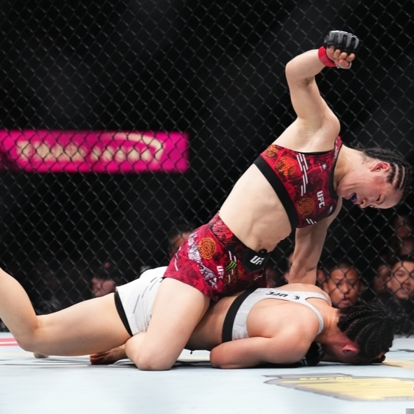 UFC金腰带战上演中国德比 张伟丽卫冕女子草量级冠军