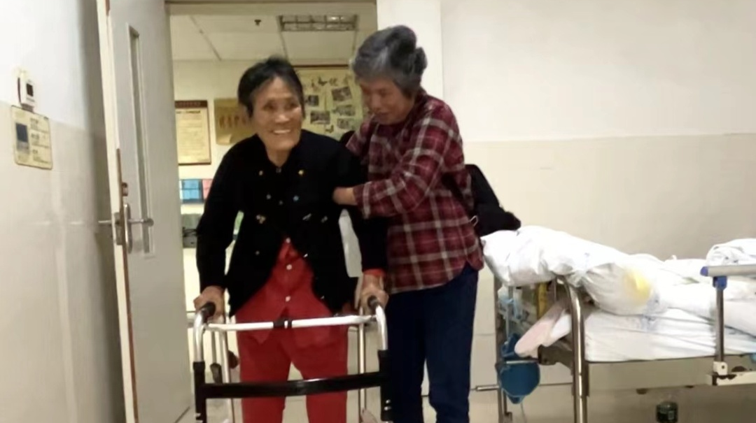 3天下床行走，85岁老人成功置换人工股骨头