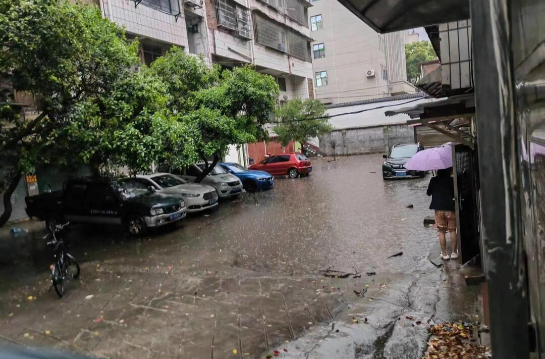 【帮你办】邵阳：大雨导致老旧小区被淹