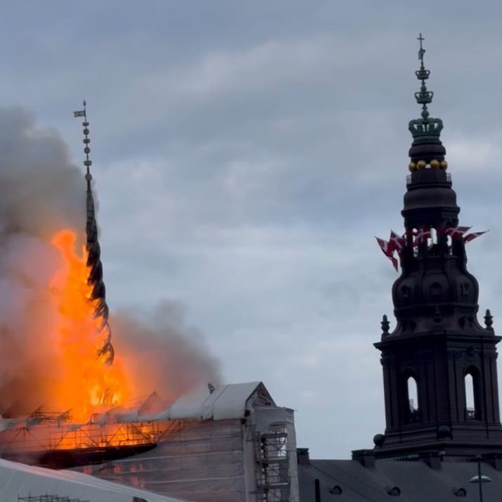 丹麦哥本哈根证券交易所起火 标志性尖顶坠入火海
