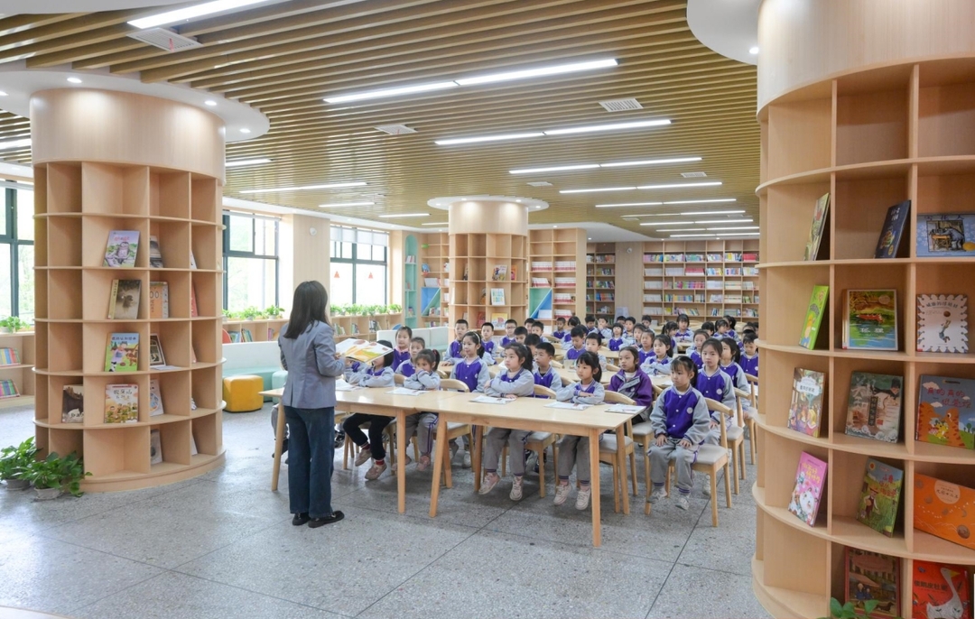 郴州市王仙小学把课堂搬进图书馆