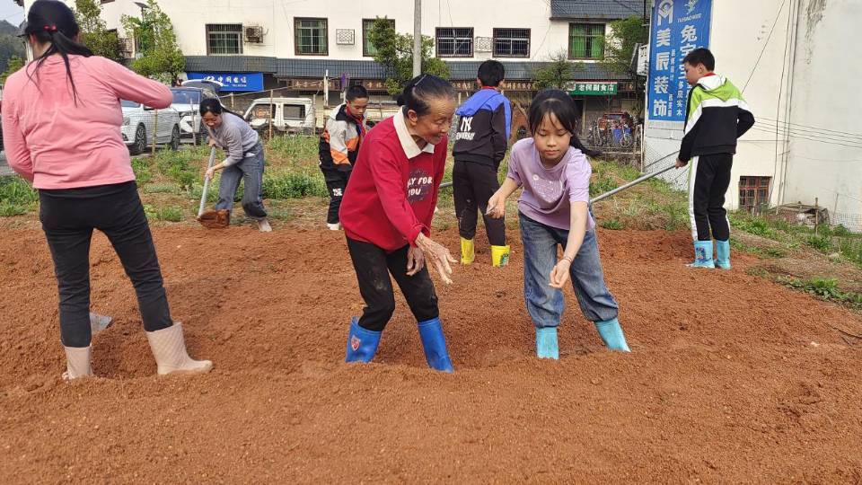 桂东县桥头中心小学：家长“进课堂”共赴“春种之约”