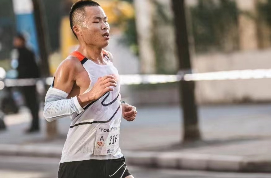 28岁接触马拉松，5年跑了近70场，益阳马拉松“一哥”王波：“运动不看年龄，跑马是种享受”@湖南日报
