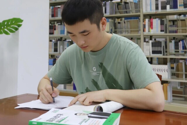 从战士→硕士，他以“三个第一”圆梦考研