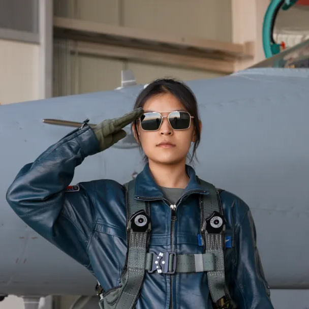是她！第一位空军藏族女飞行员