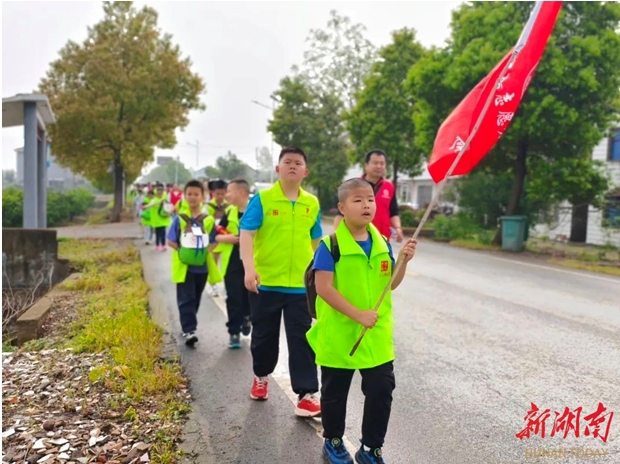 临澧县志愿者协会开展退役军人关爱青少年成长活动