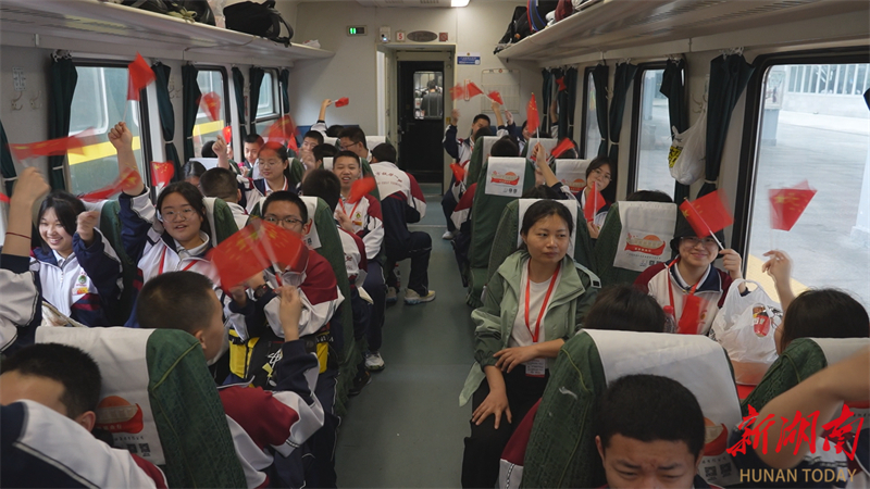 怀化火车站：“我的韶山行”红色研学专列发车