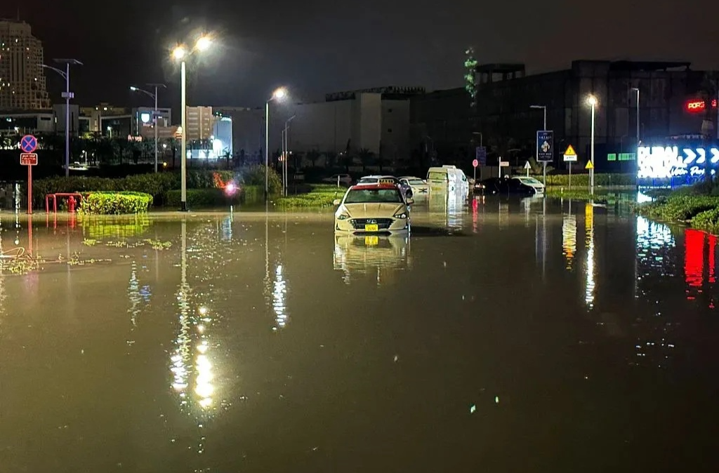 “75年来罕见”，迪拜机场被淹