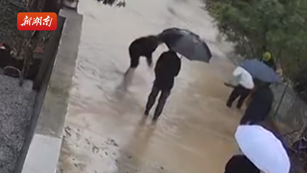 浏阳市文家市镇突遇暴雨 5名被困群众成功获救