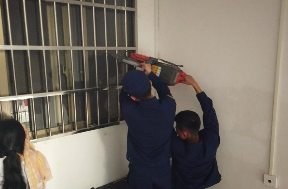 视频|新田：两幼童不慎反锁家中 消防员破窗救援