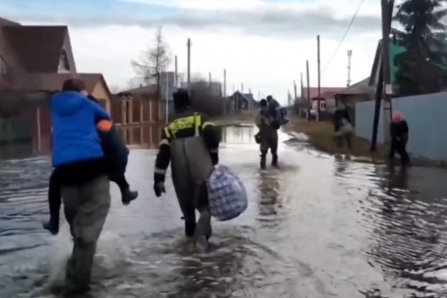 俄罗斯多地洪灾持续 托博尔河水位或将创纪录