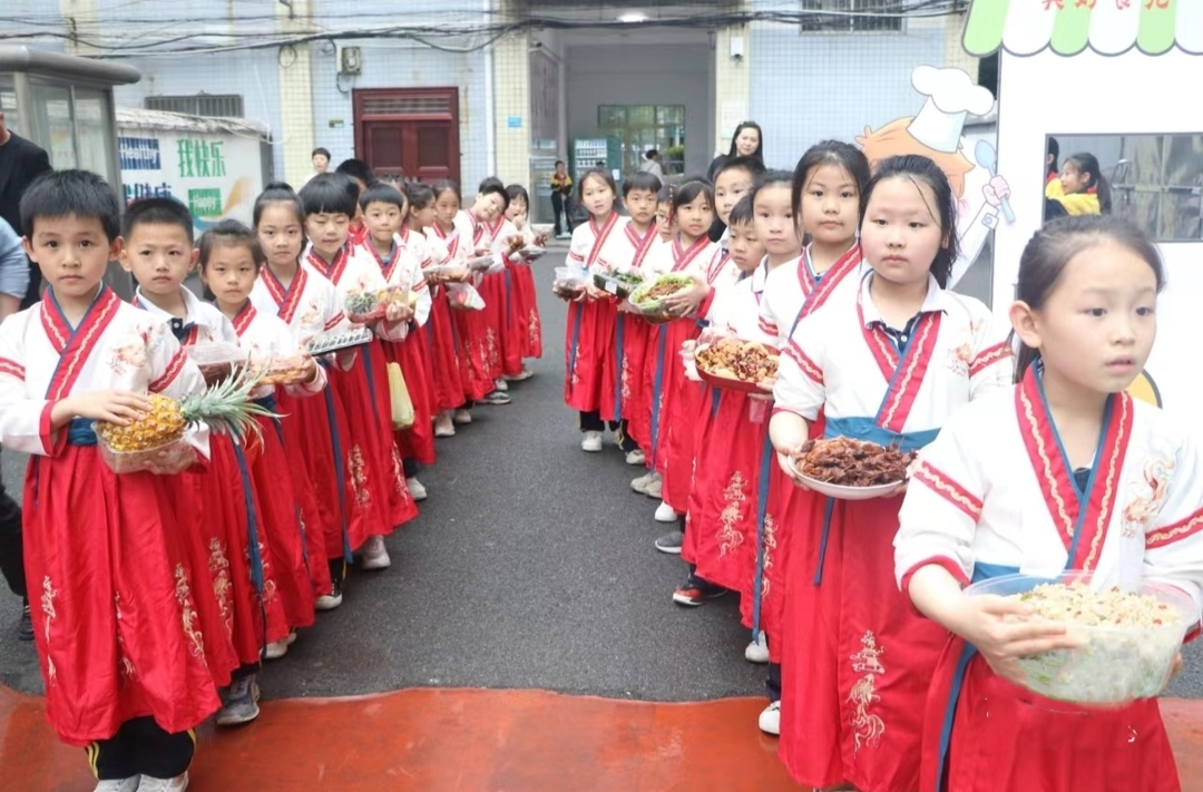 推进家校良性互动，耒阳市实验小学校园美食节精彩纷呈