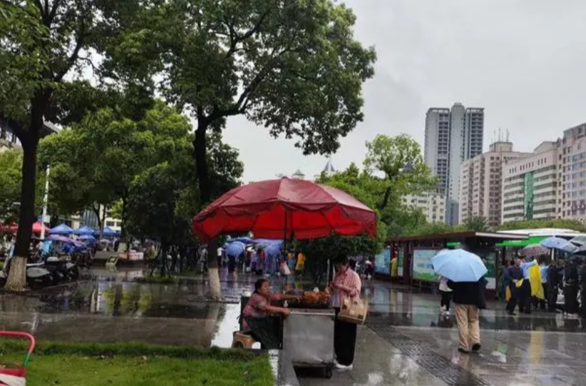 强降雨影响京广铁路部分路段运行 郴州紧急转运上万滞留旅客