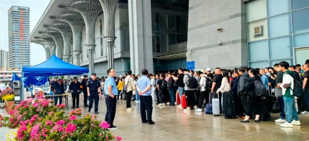 多趟途经广东韶关列车因暴雨停运，铁路部门已开展旅客转运