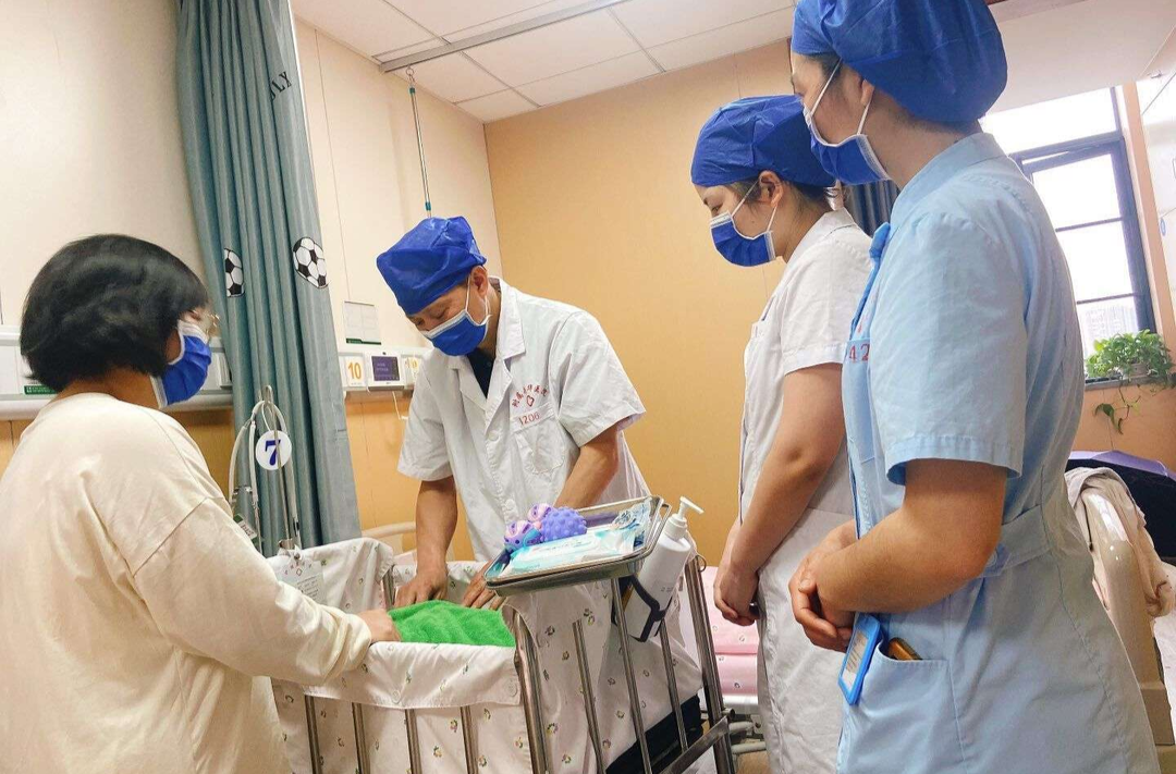南华医院新生儿科推出“家庭参与式”病房，让早产宝宝感受来自父母的爱和“家”的温暖
