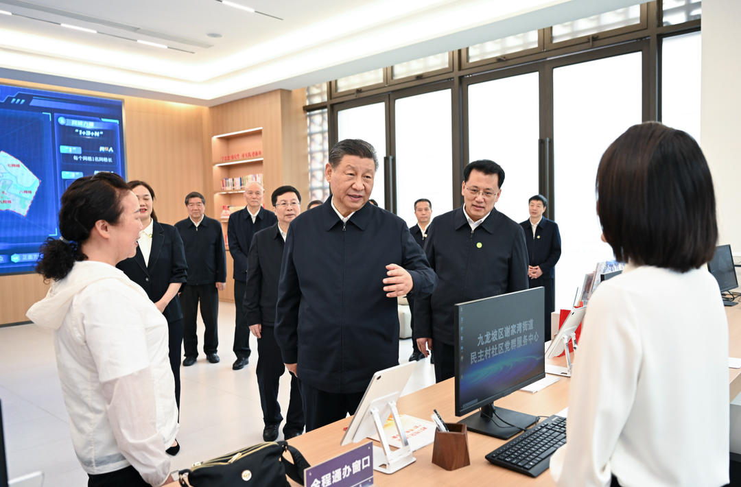 习近平深入社区了解基层减负情况