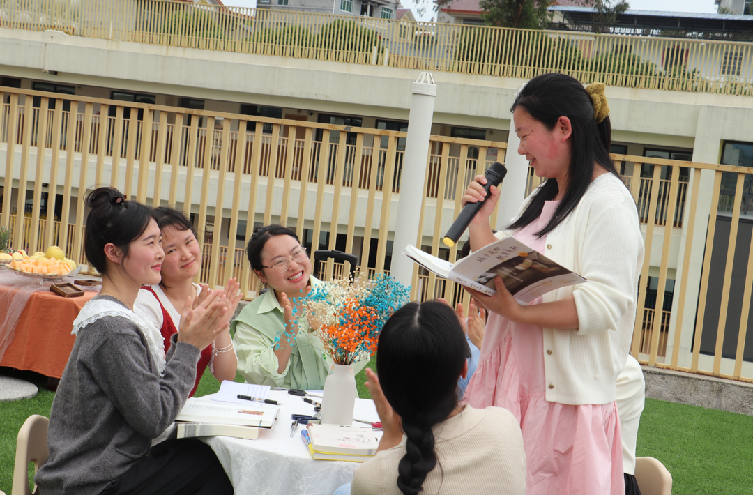 怀化市鹤城区第二幼儿园：最美人间四“阅”天，教师共读一本书活动