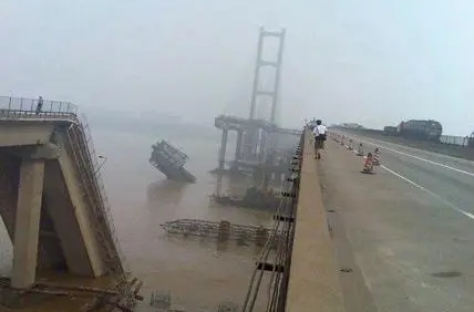 广东九江大桥防撞墩受船舶擦碰 4人失联正在搜救