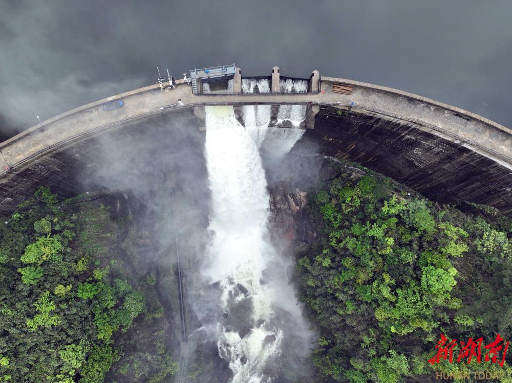 图片新闻丨宁远：小东江水库溢洪形成瀑布蔚为壮观