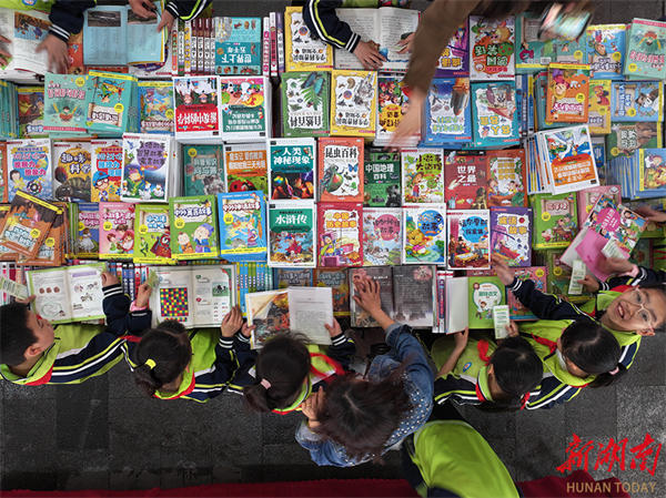 People Across Hunan Enjoy Reading Around World Book Day