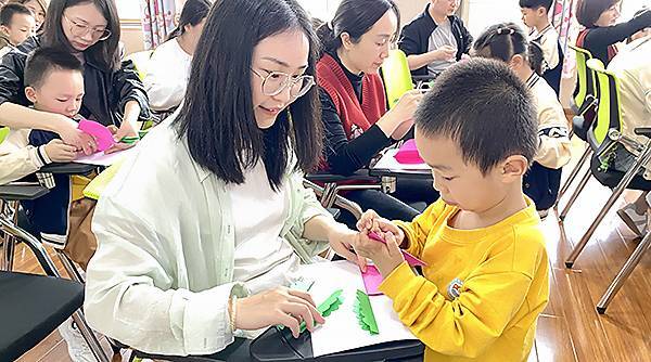 衡阳县合顺幼儿园开展“向阳花”亲子阅读进校园活动