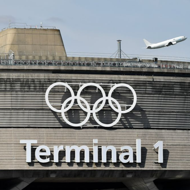奥运五环标志亮相法国巴黎戴高乐机场