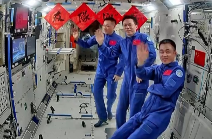 看直播的神十七乘组 在空间站里挂上了“欢迎队友”