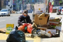 韩国：4.2万老年人日均捡废纸5.4小时以贴补家用