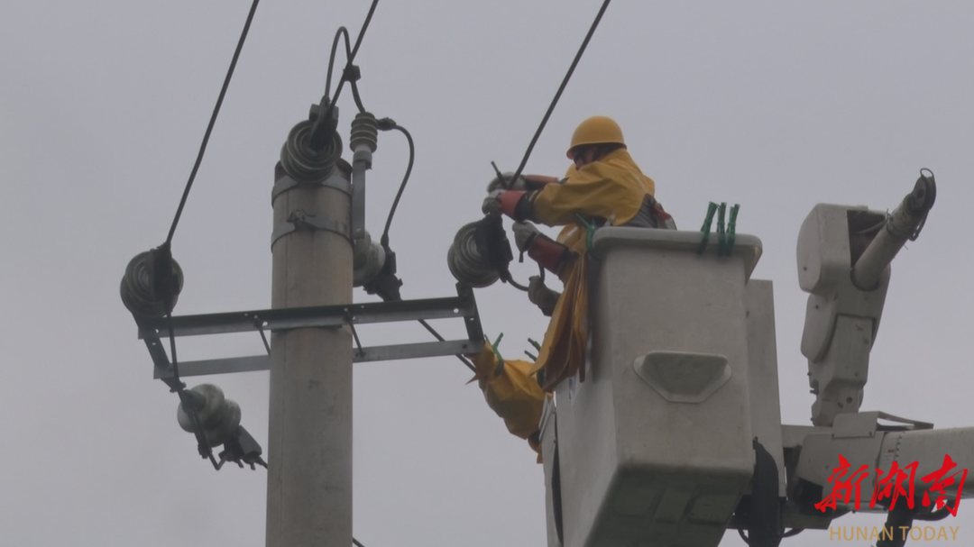 怀化：今年已带电作业744次 保障居民用电稳定