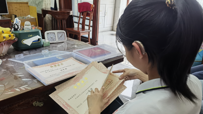 13岁极重度耳聋女孩能与外国网友英语聊天，“想成为像刘玲琍老师一样的人”
