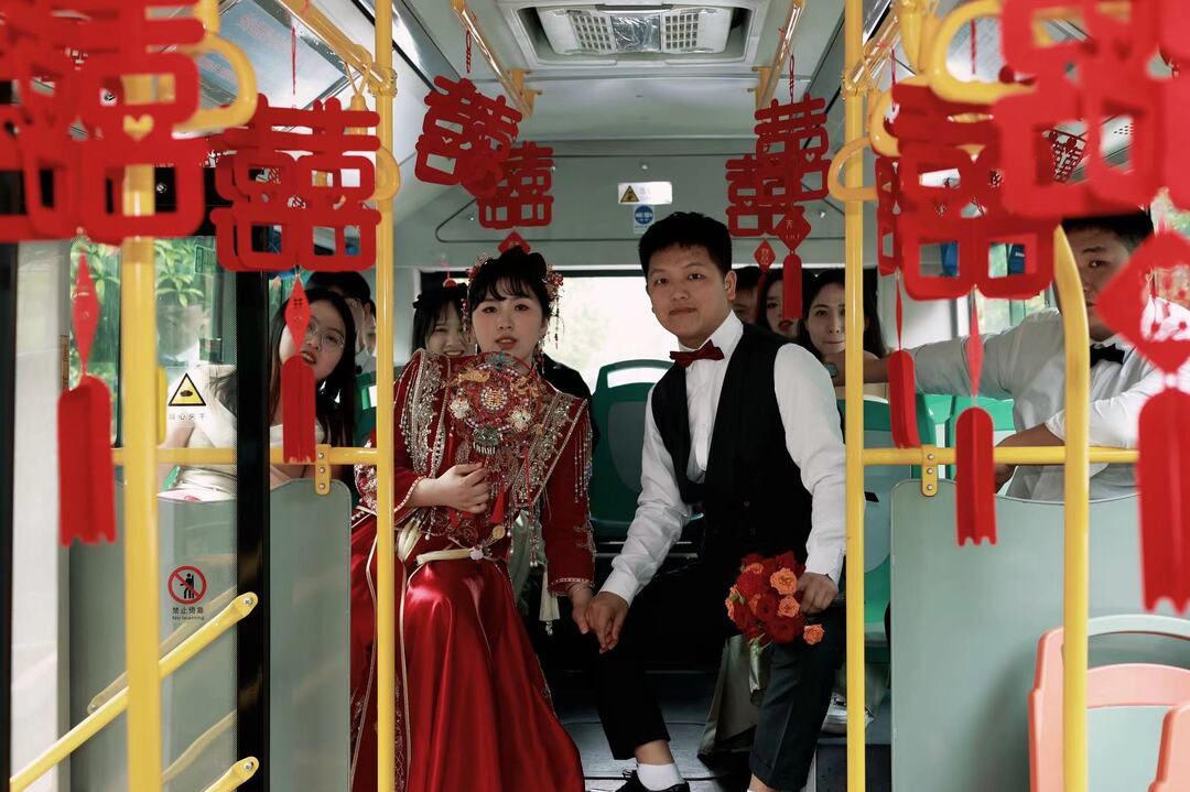 下一站，幸福！长沙县“95”后夫妻公交车当婚车