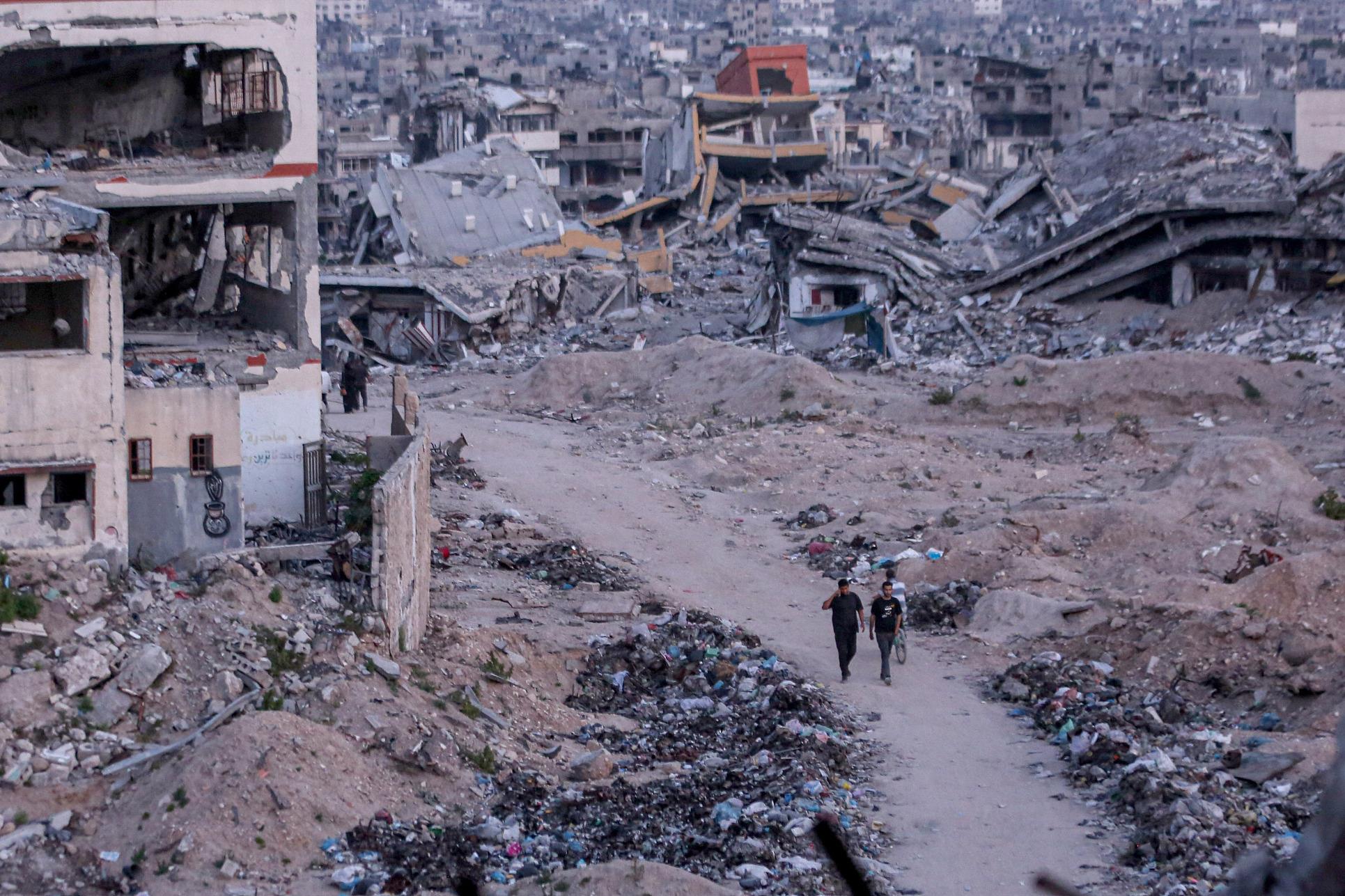 美国批准巨额援助后 以军大举轰炸加沙
