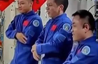 冷知识+1！为什么航天员在太空中抱着手臂？