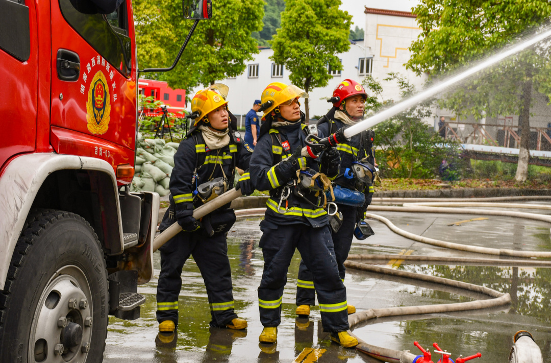 湖南省消防救援总队组织开展大跨度大空间灭火救援跨区域实战演练