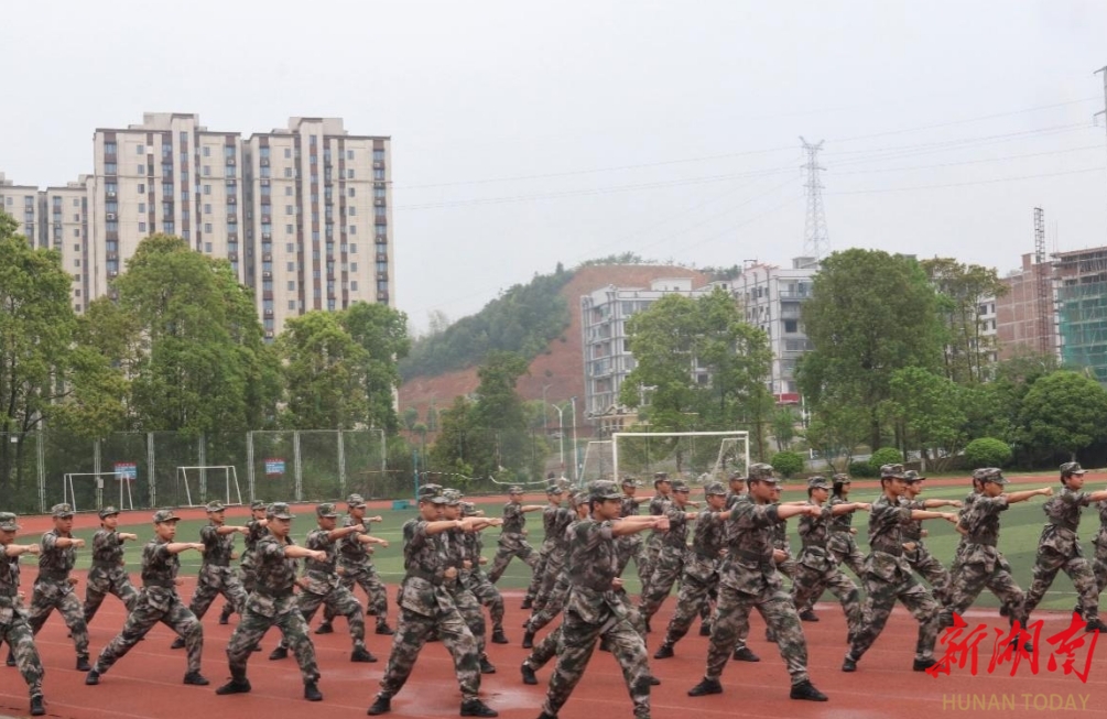 平江县举办国防教育大讲堂，老英雄罗振明讲述战斗故事激励青年学子