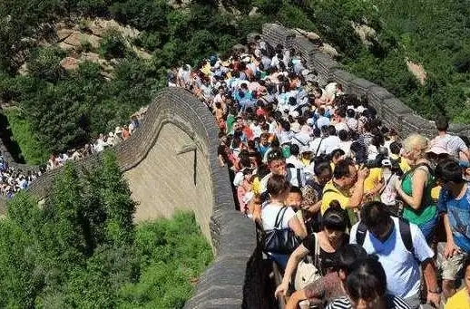 明知景点会挤爆，为何依然要出发？