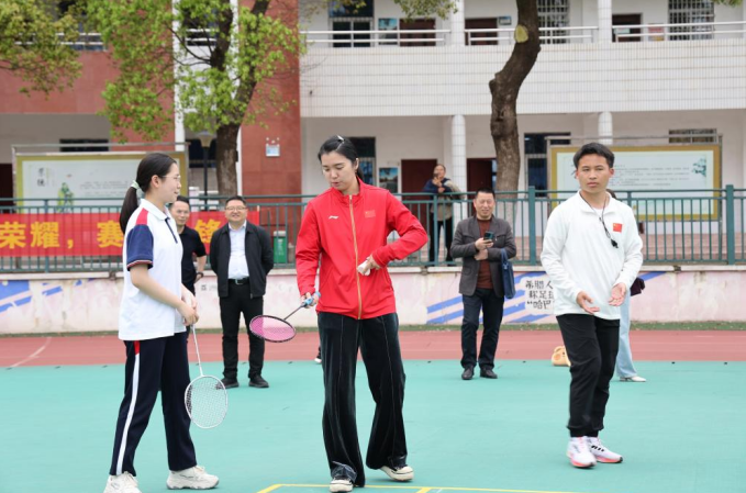 体育冠军进校园,以榜样力量传递体育精神,深化体教融合