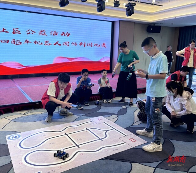 科普“邻”距离 机器人比赛开进长庆社区