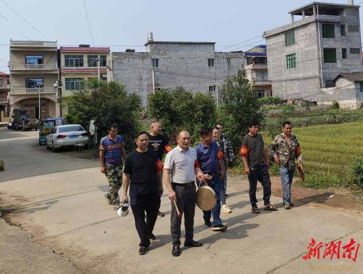 员  龙梅)4月28日,江华沱江镇老县村组织开展"防洪防汛"应急救援演练