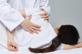 商家鼓吹能瘦脸、调整体态和增高，正骨风为何越刮越歪？