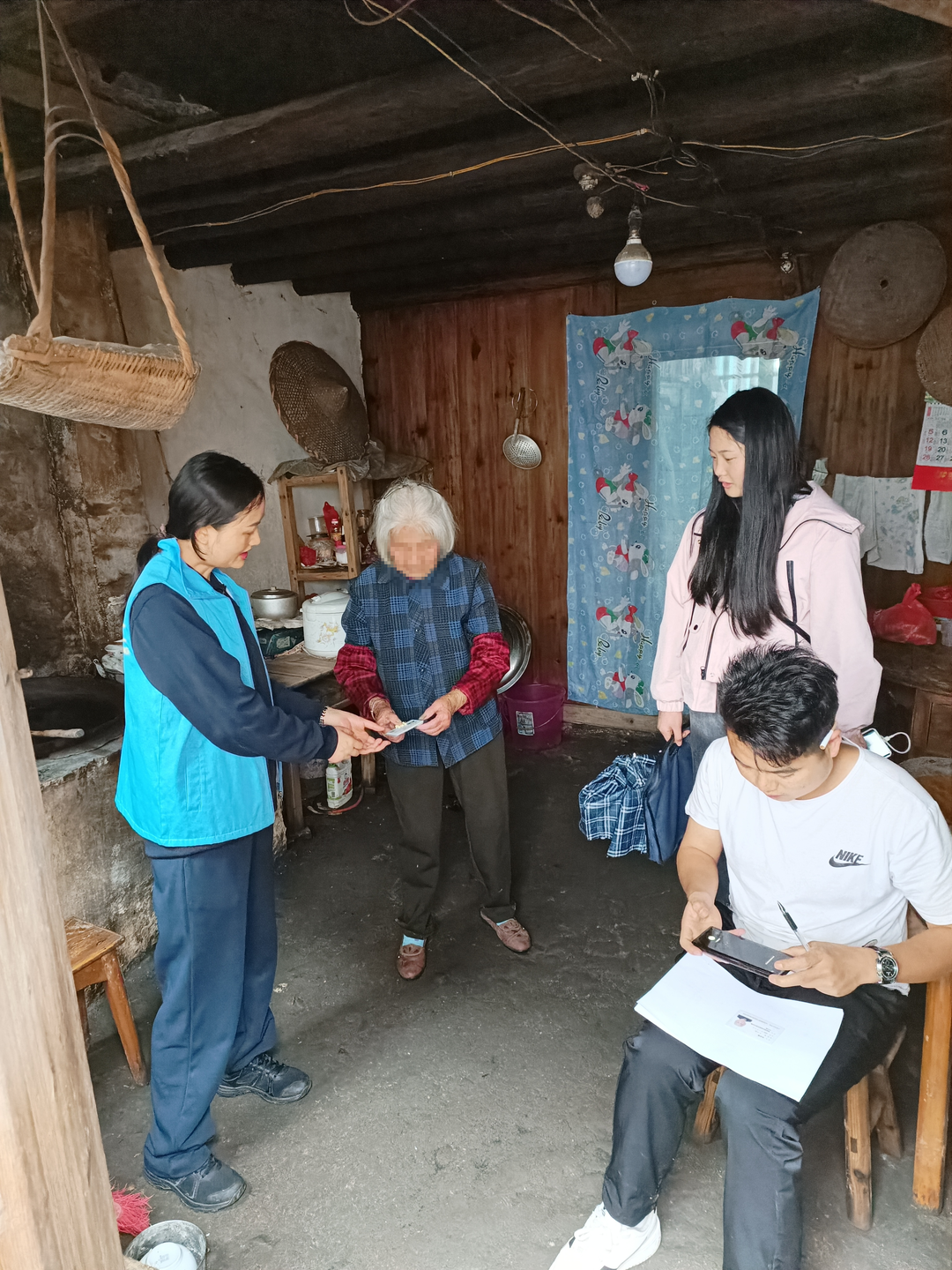 井坡镇社工站：适老化改造评估 让农村困难老人幸福可及