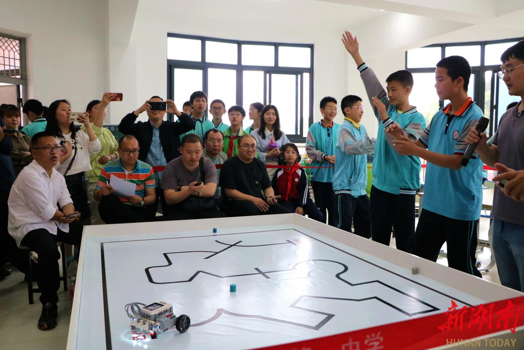 吉首市举办首届中小学机器人竞赛