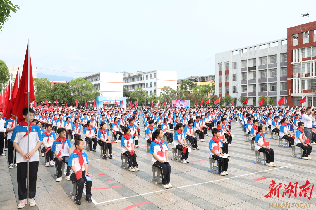 江华举行2024年“五四”青年节离队入团示范仪式暨14岁集体生日活动